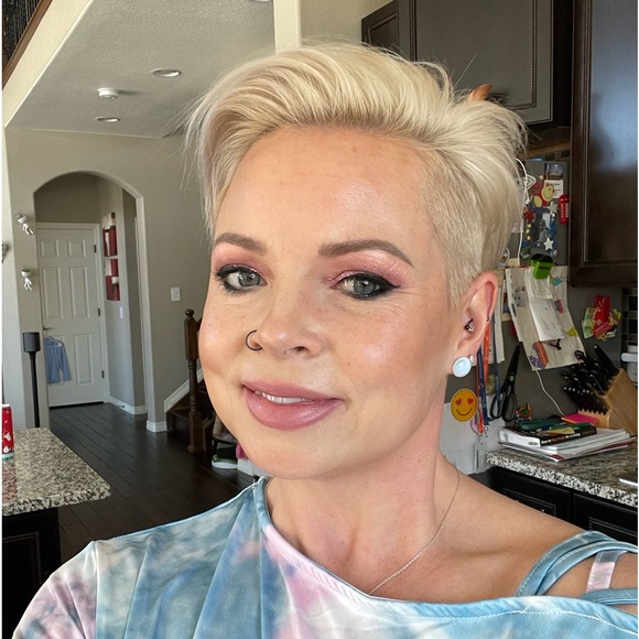 Meet your Posher, Caitlin - Picture 1 of 1